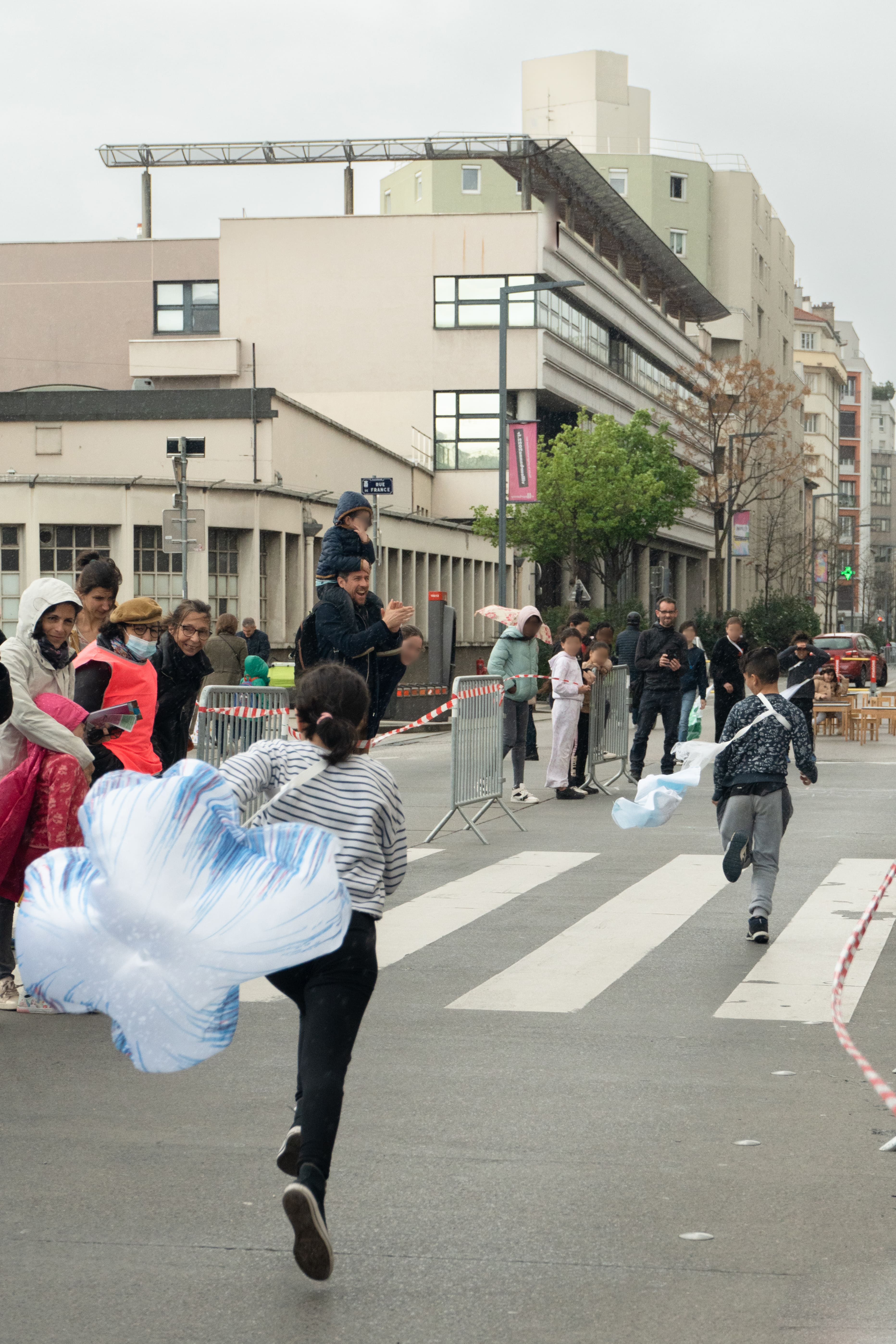 2023, Performance Dernière ligne droite ! - Fête du livre jeunesse Villeurbanne © Lucas Zambon